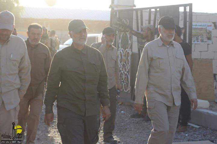 حاج قاسم سلیمانی و ابومهدی المهندس در حال بازدید از خطوط اول نبرد در منطقه سجریه - عملیات آزادسازی فلوجه